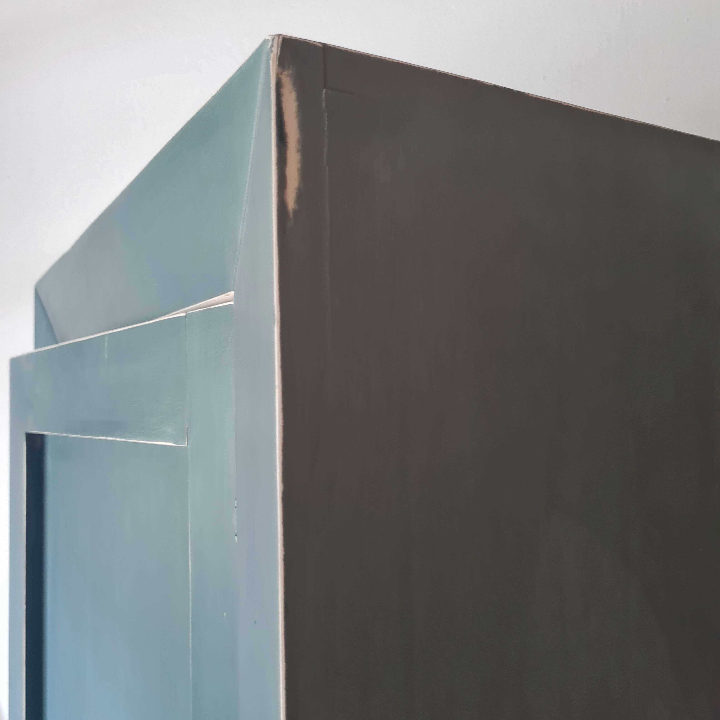 Armoire type parisienne haute étroite – Bleu Paon & Intérieur crème