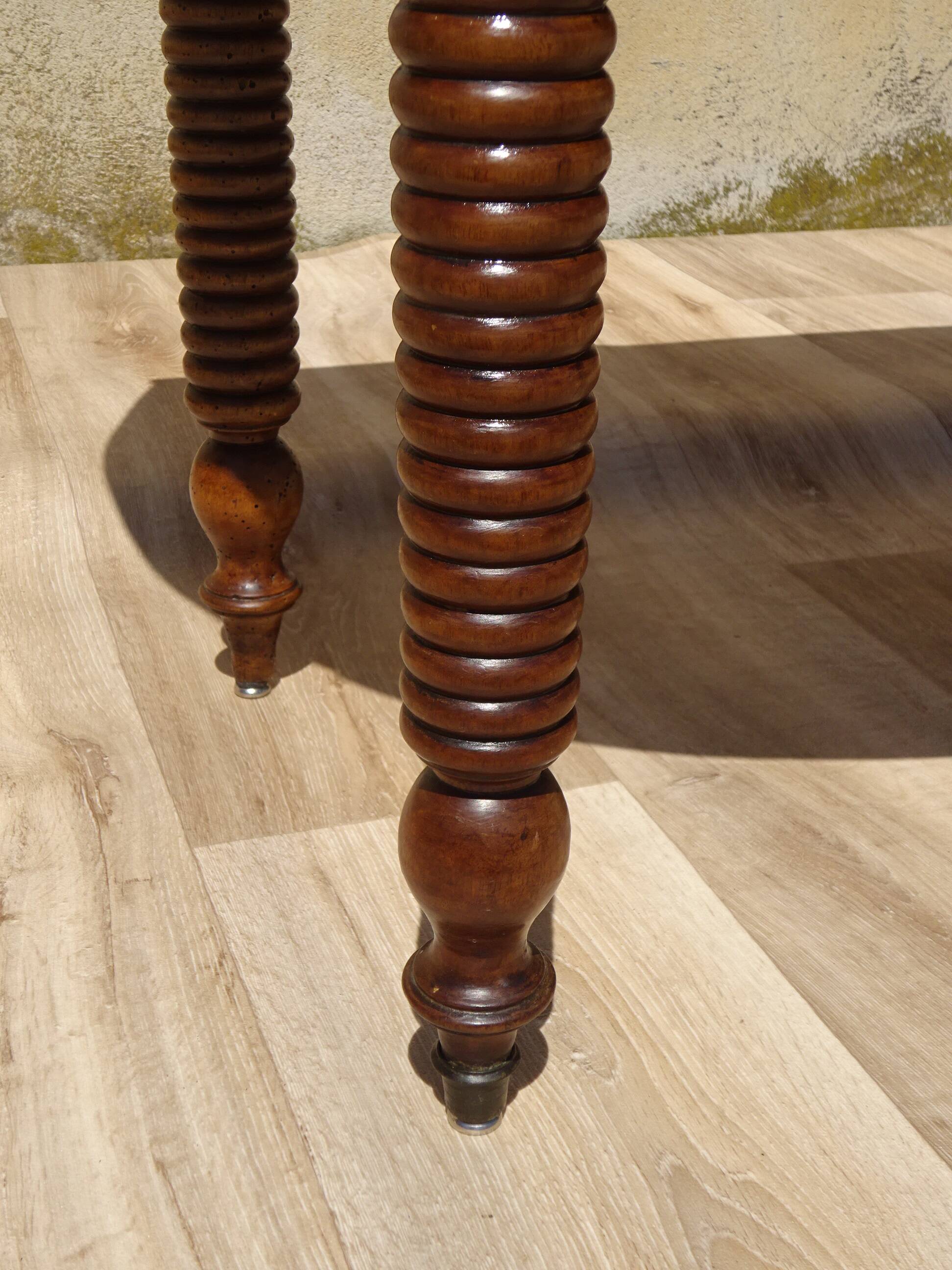 Drop-leaf table, honey-spoon-shaped legs