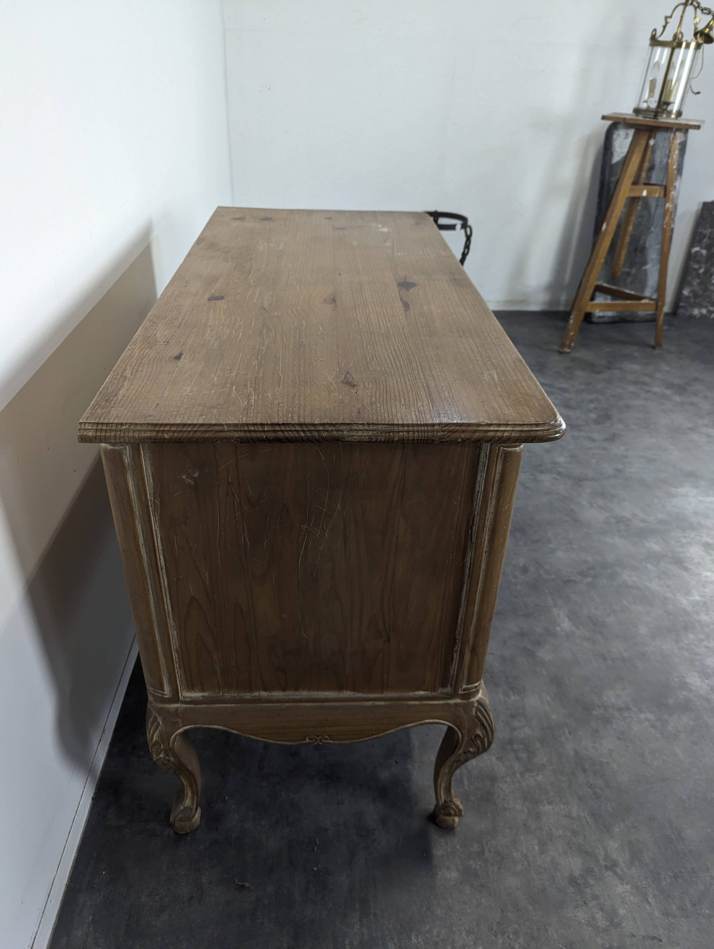 Commode de style Directoire en pin césuré