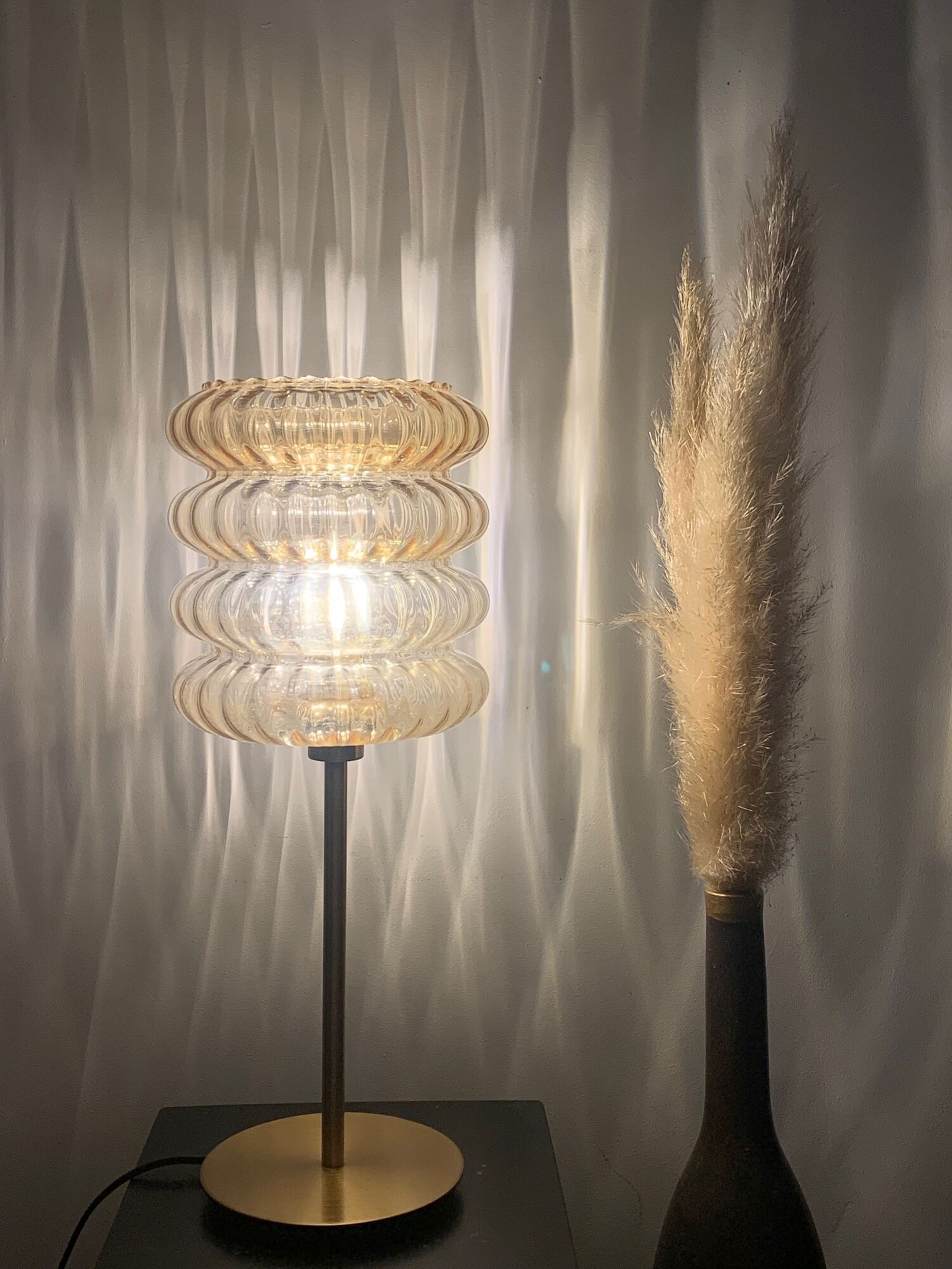 Lampe à poser avec un globe strié doré vintage et un pied doré