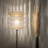 Lampe à poser avec un globe strié doré vintage et un pied doré