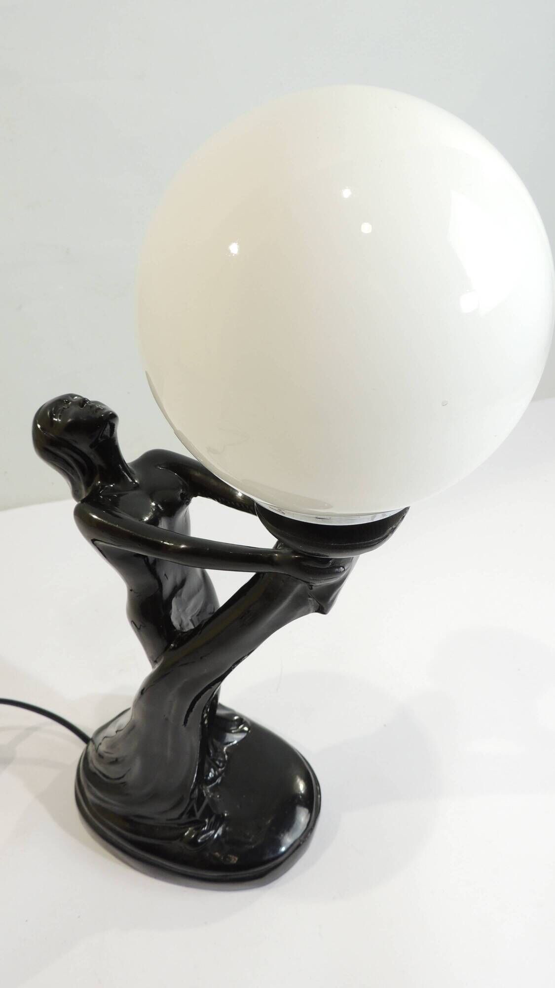 Art Deco lamp woman holding a luminous globe – Vintage resin lamp – L