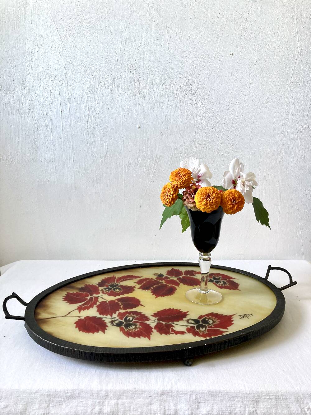 Vintage oval plateau in moulded resin and hammered metal, signed Datty.