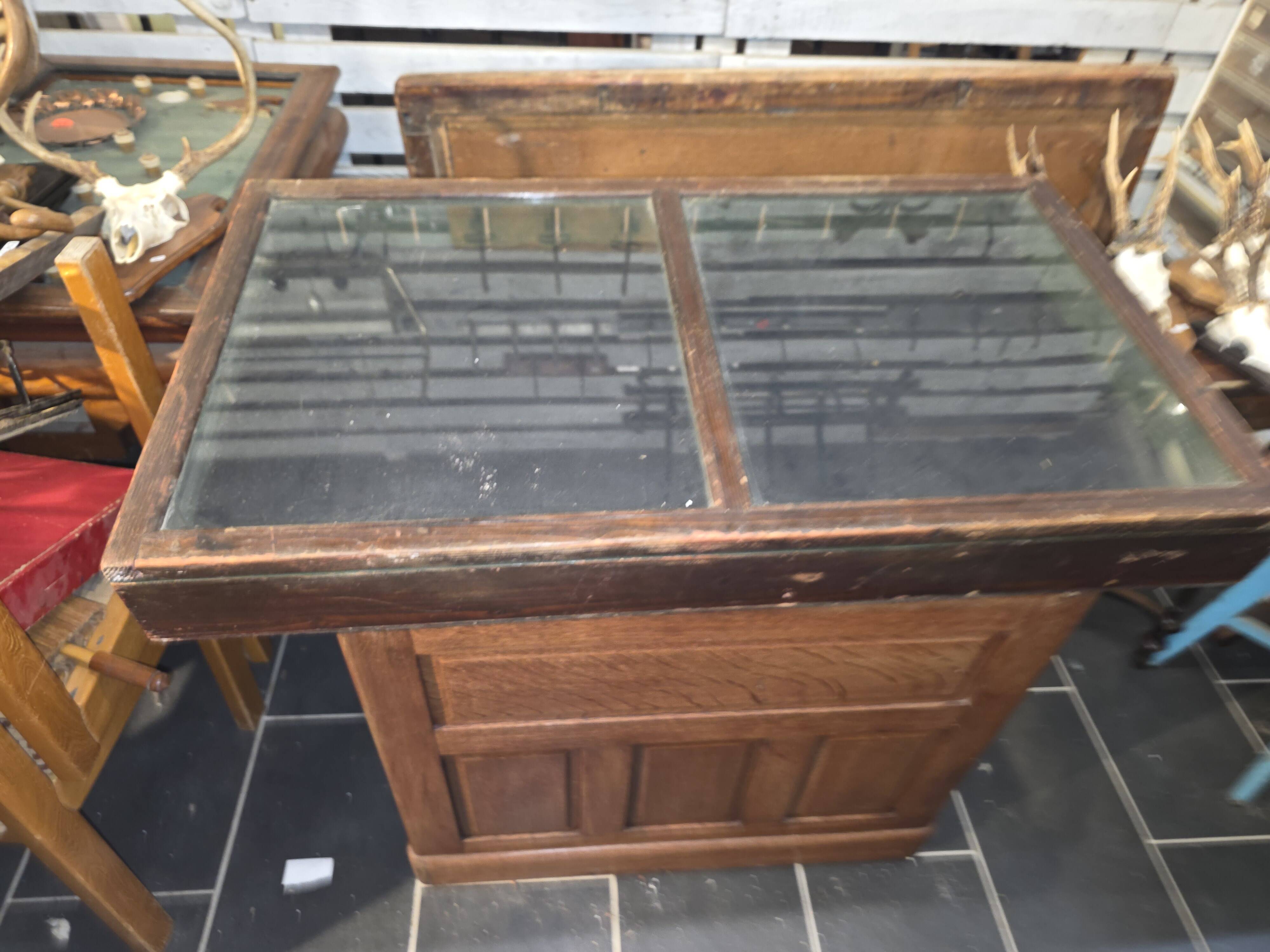 Vitrine ancienne de magasin en bois