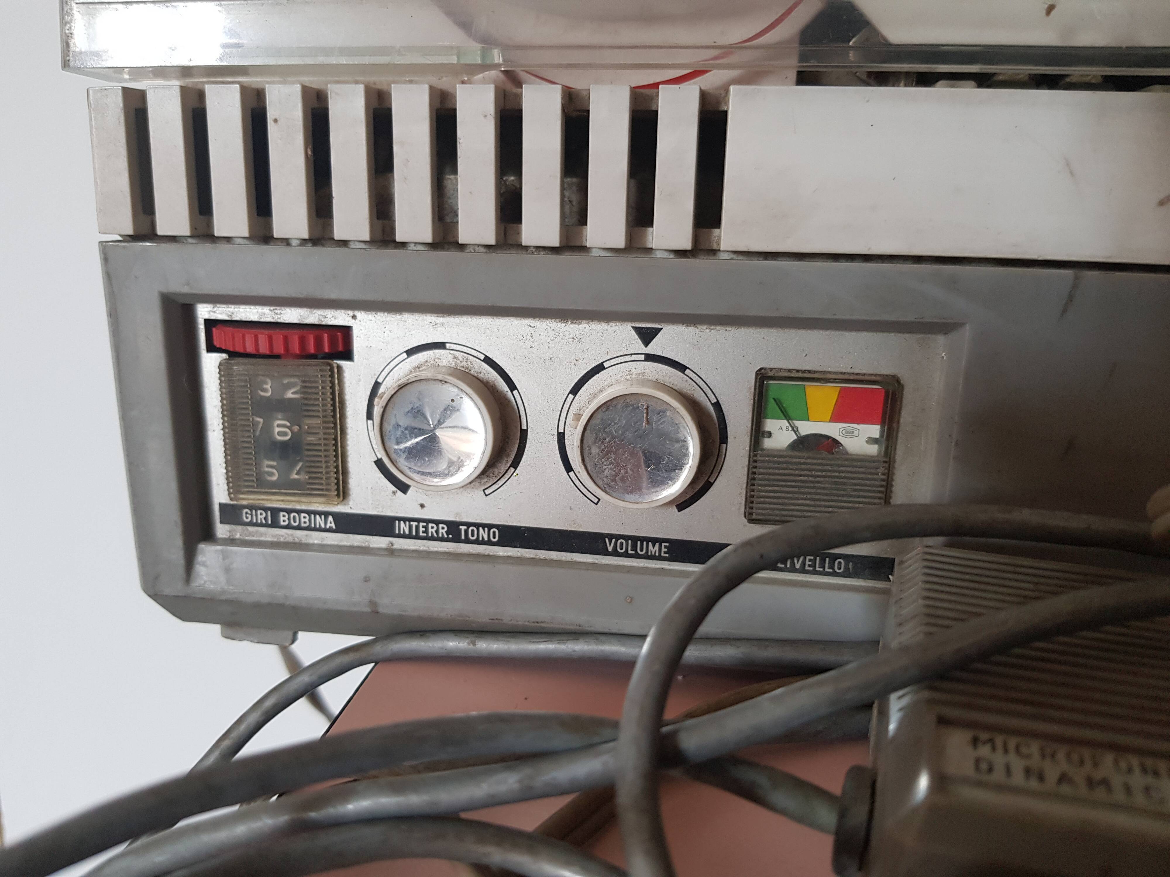 Magnetophone with old band