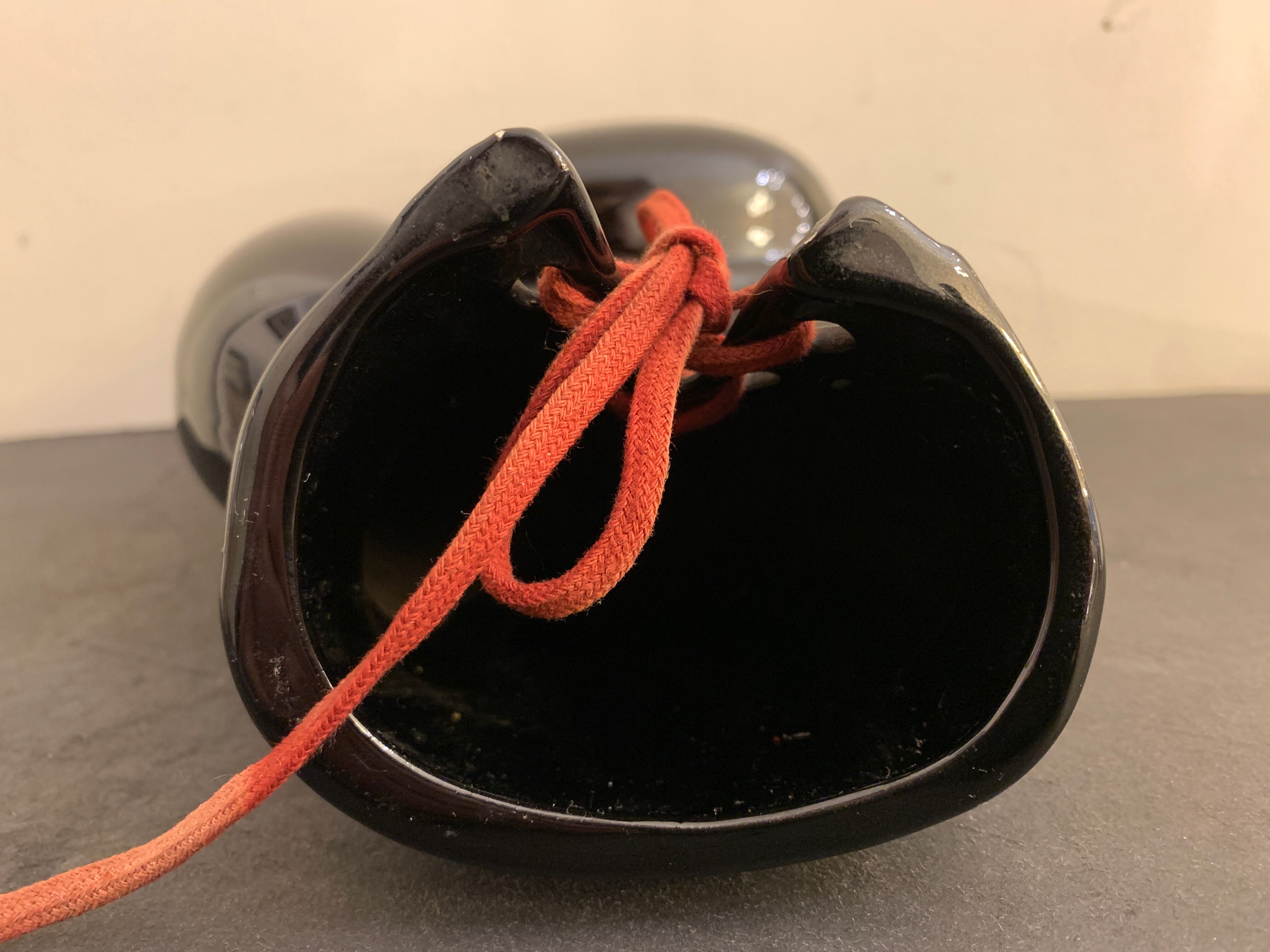 Ashtray or empty pocket in black ceramic, boxing glove JC. Peire, 1970