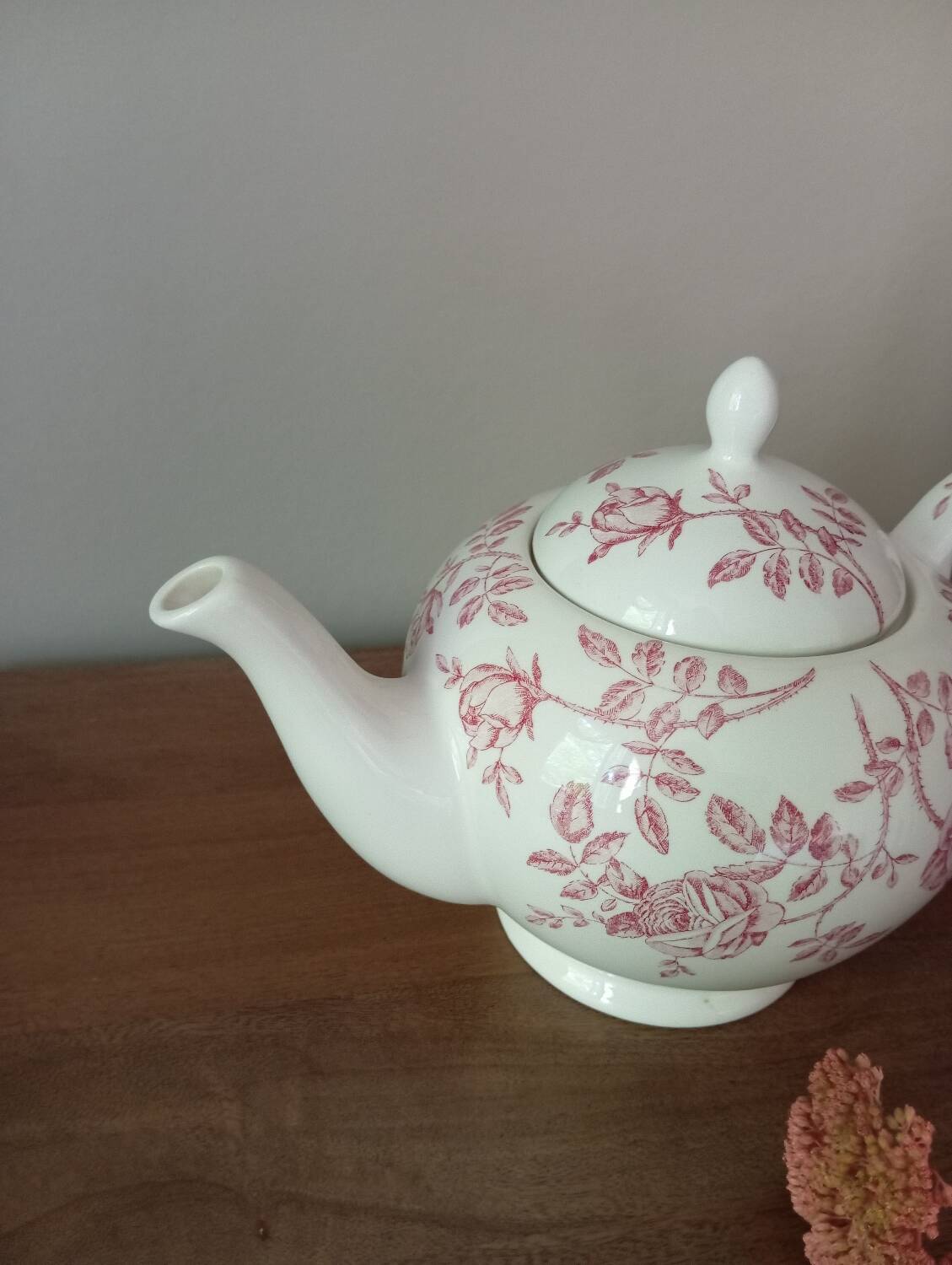 Théière décor à la rose de Churchill - England