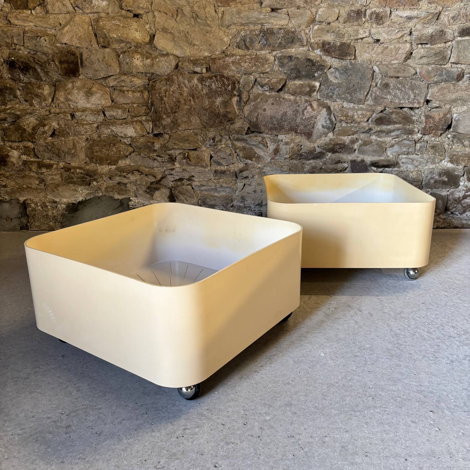 Pair of planters on wheels model 4682 by Anna Castelli for Kartell