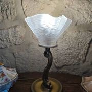 Lampe à poser pied laiton poisson et tulipe en verre drapée