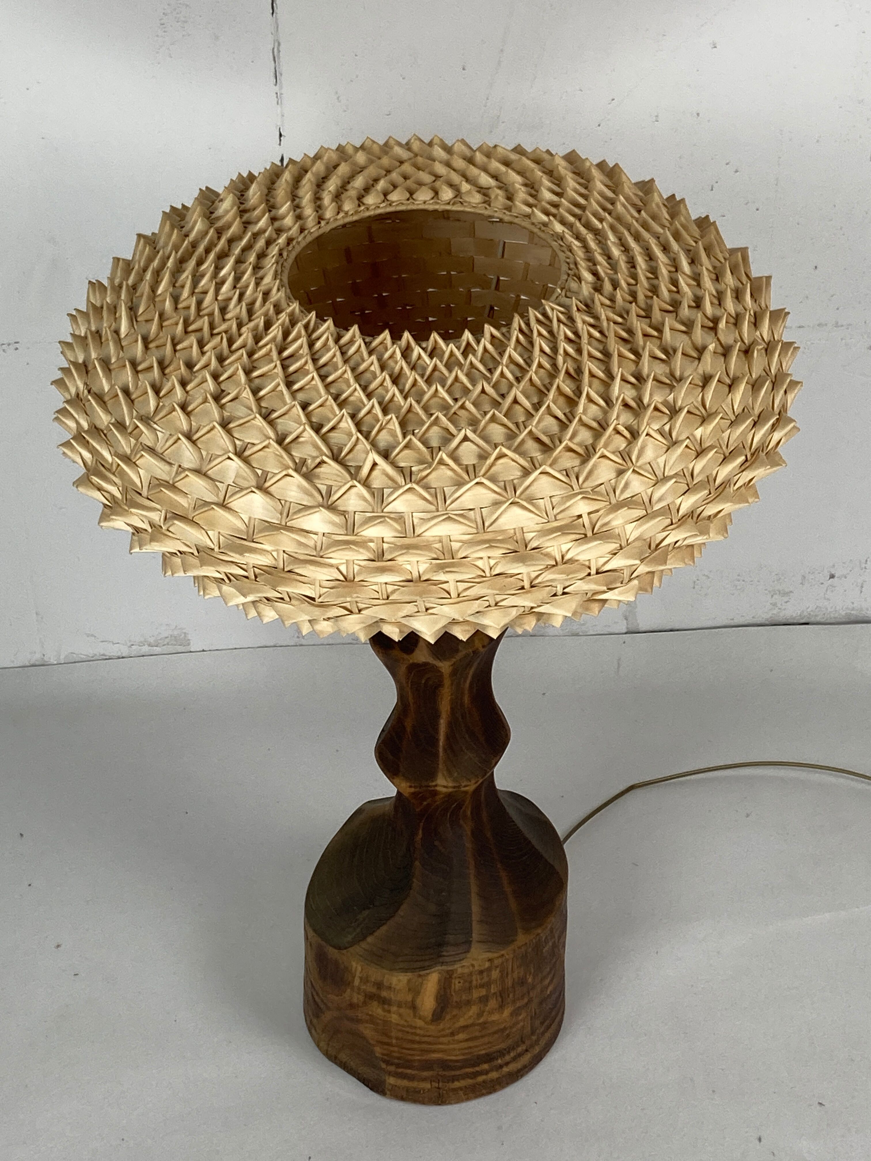 Large brutalist table lamp with rattan shade, Dutch ca 1960s ( 76 cm )