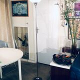 Discreet floor lamp