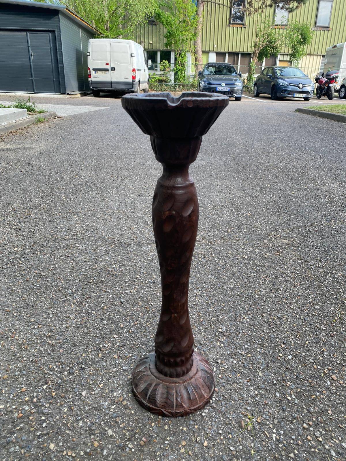 Round candle holder in turned carved wood