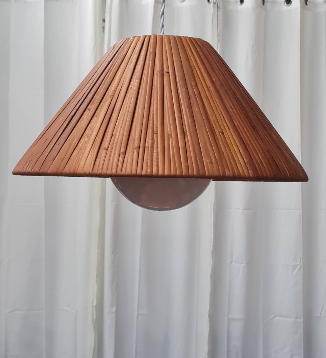 Scandinavian pendant light in rattan and opaline glass