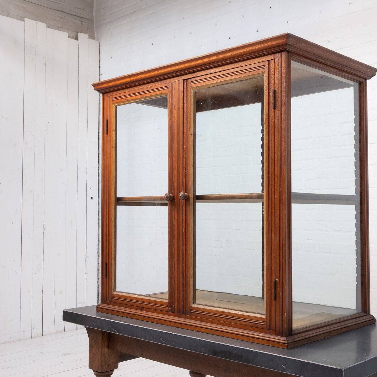 Vitrine de magasin d'antiquités, 1920