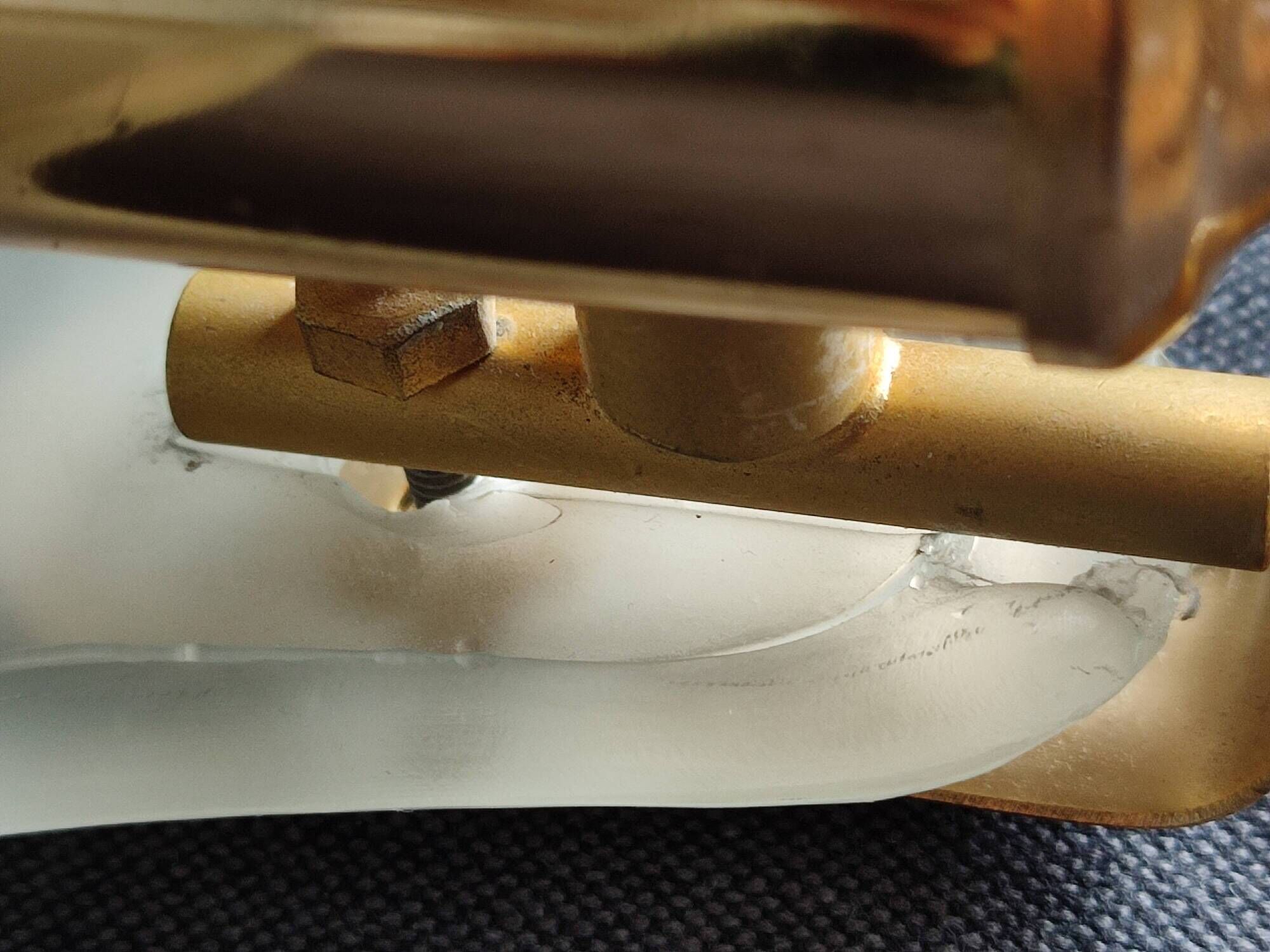 Shell-shaped wall lamp in frosted glass and vintage brass