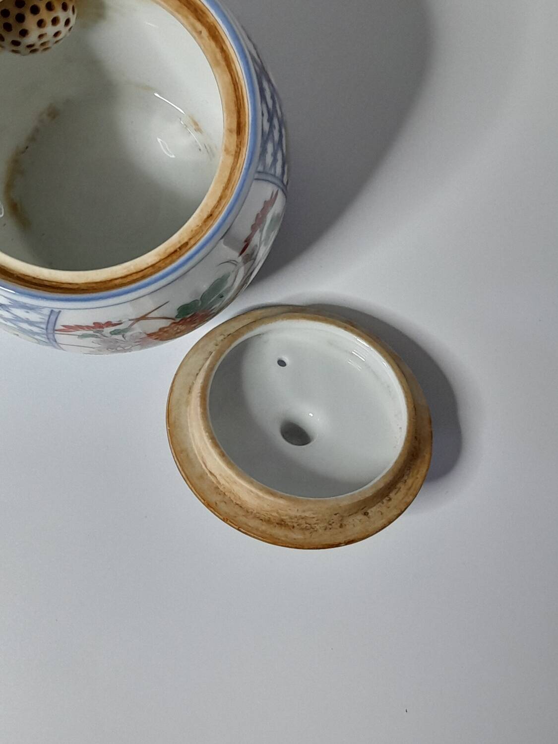 Japanese Kyūsu teapot in Arita porcelain, Imari floral decoration.