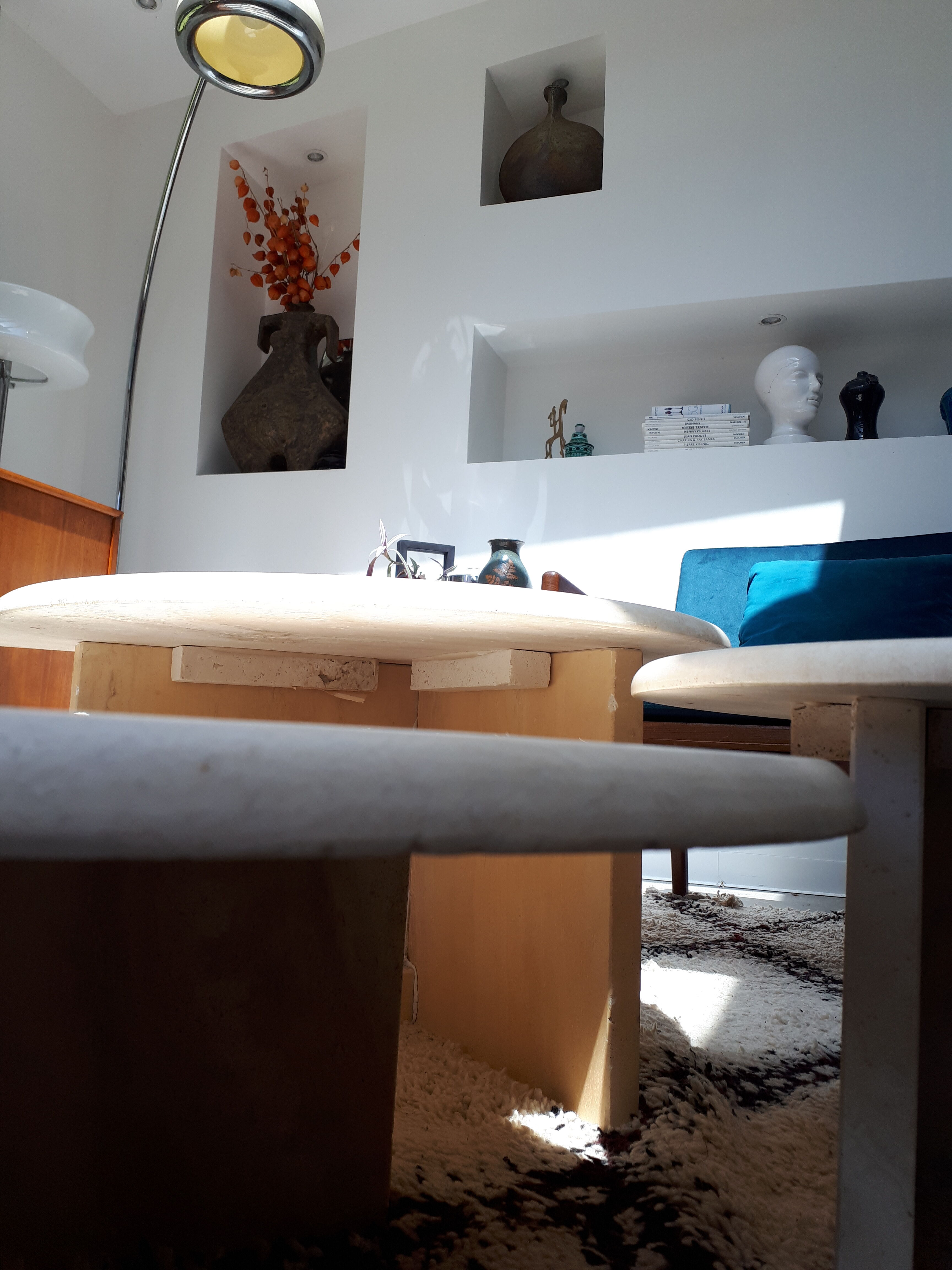 Tables gigognes en travertin Roche Bobois