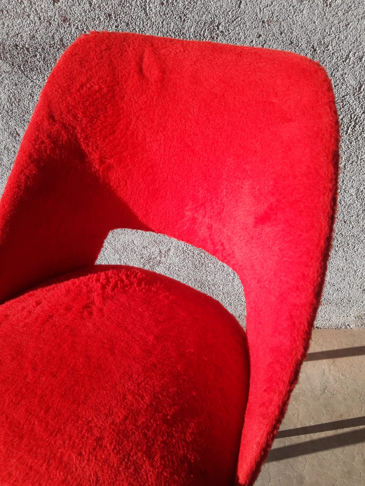 Chaise tonneau en moumoute rouge pieds compas années 60-70