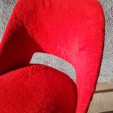 Chaise tonneau en moumoute rouge pieds compas années 60-70