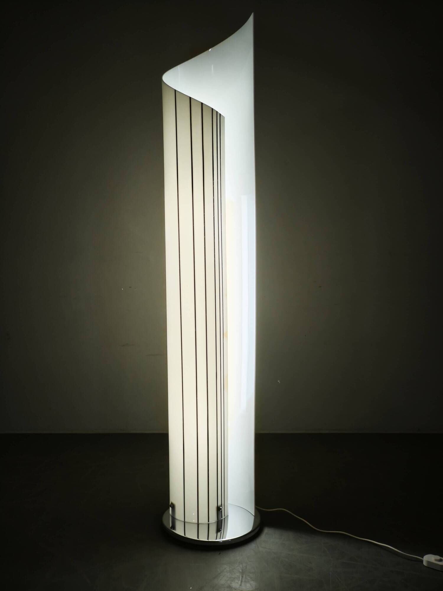 Lampadaire postmoderne sculptural en acrylique opalin, Italie années 1980