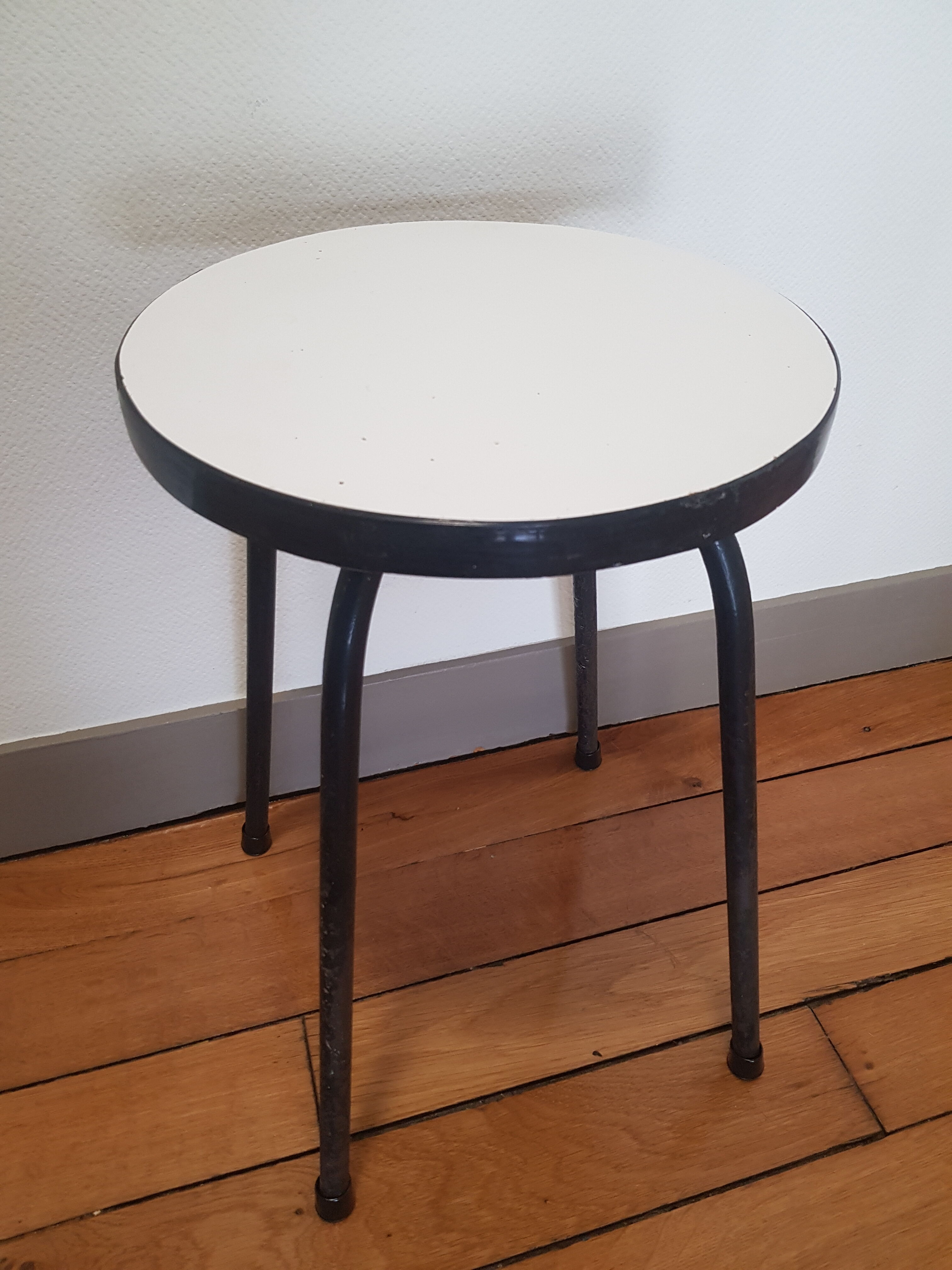 Round tabouret in formica