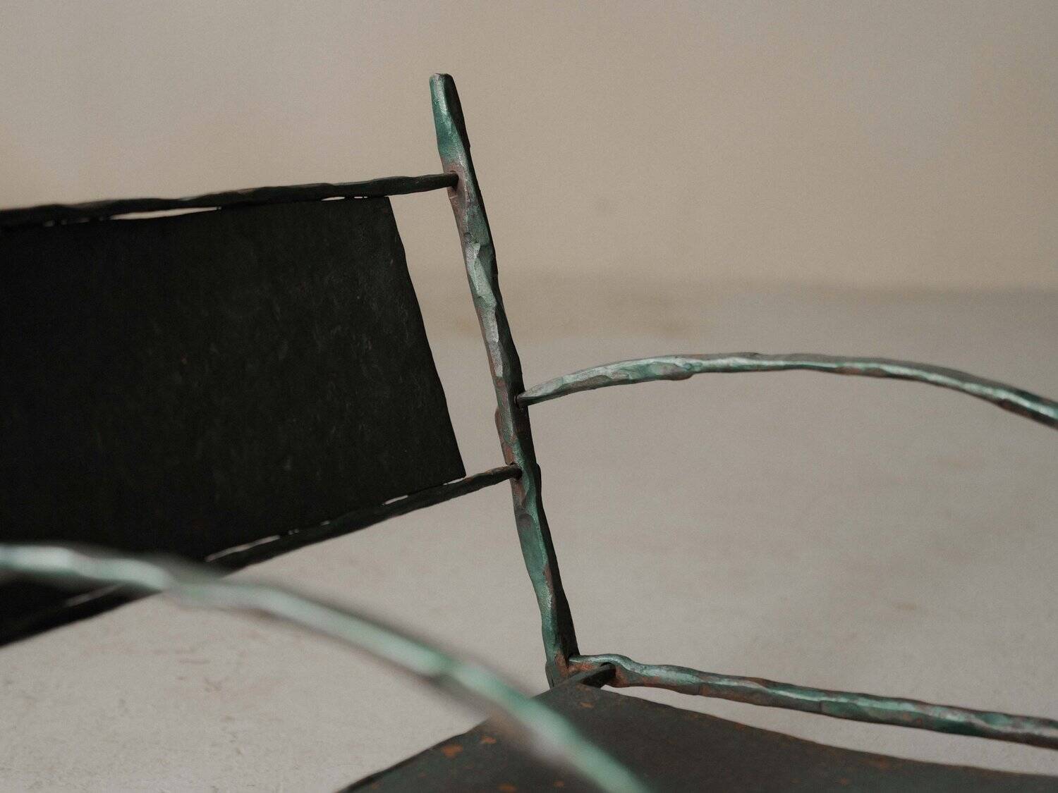 Fauteuil bas en fer forgé martelé, France, vers 1960