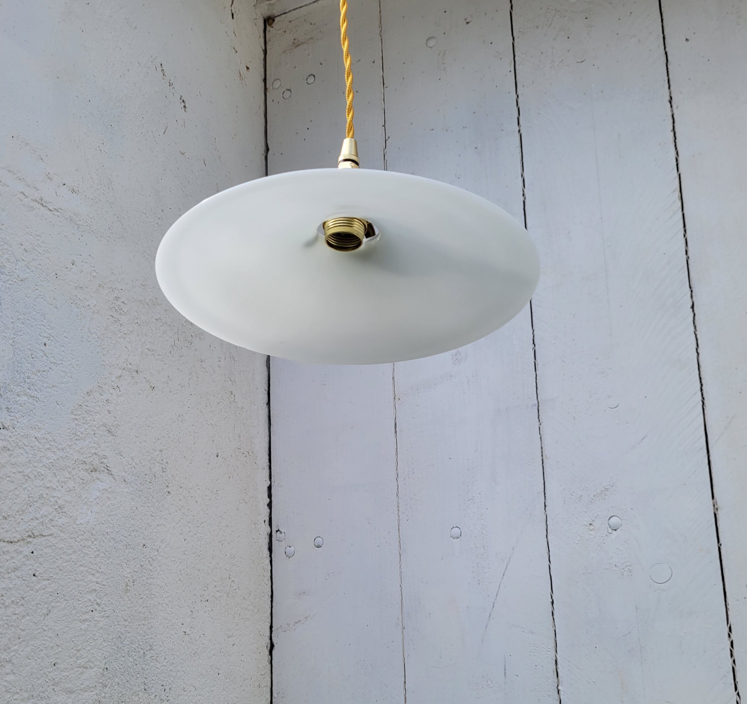 White opaline suspension