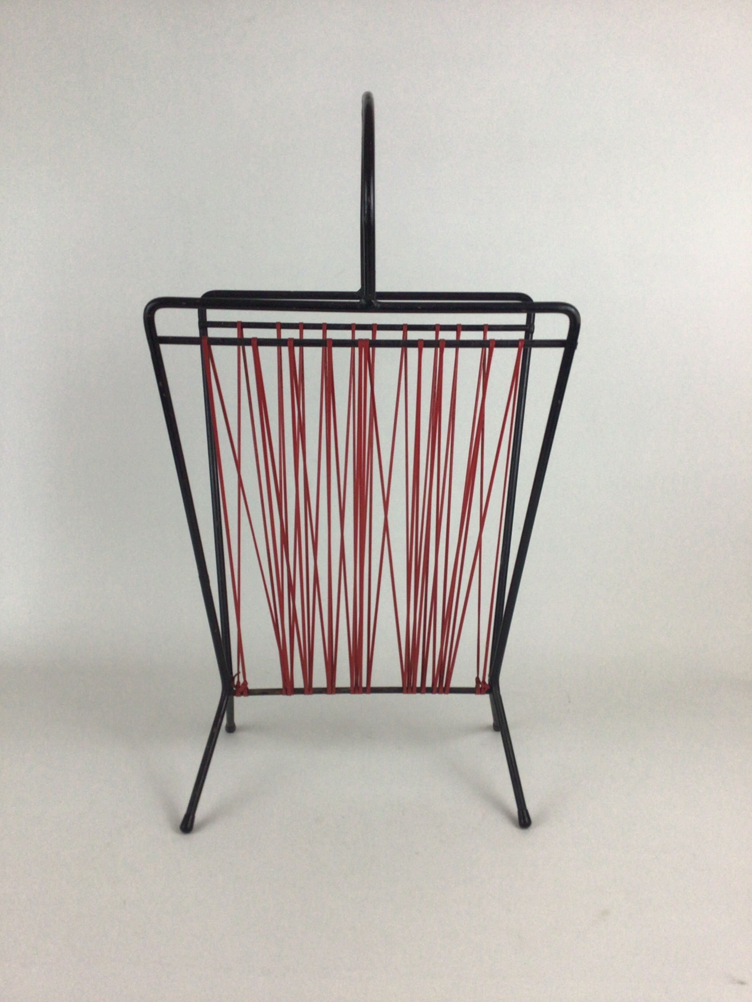 Metal and scoubidous magazine door