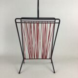 Metal and scoubidous magazine door