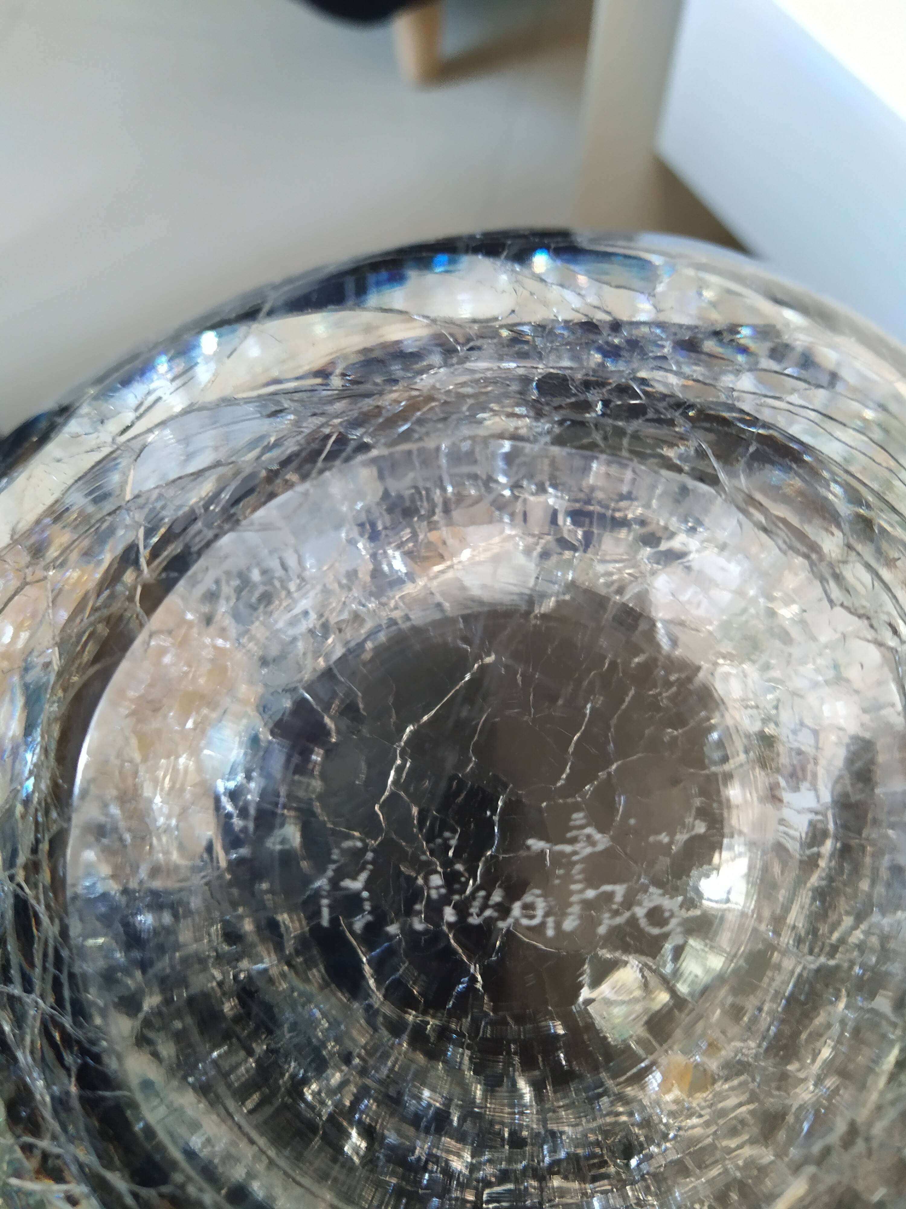 Imposing cracked glass mortar