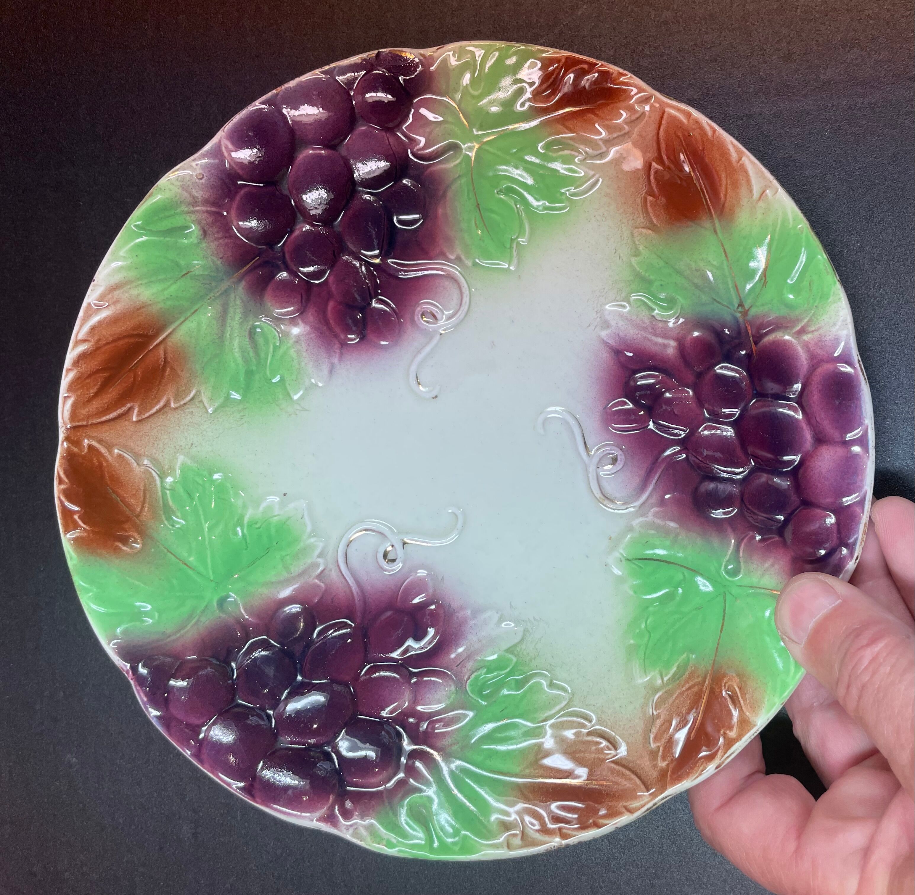 Lot de 2 assiettes anciennes en barbotine