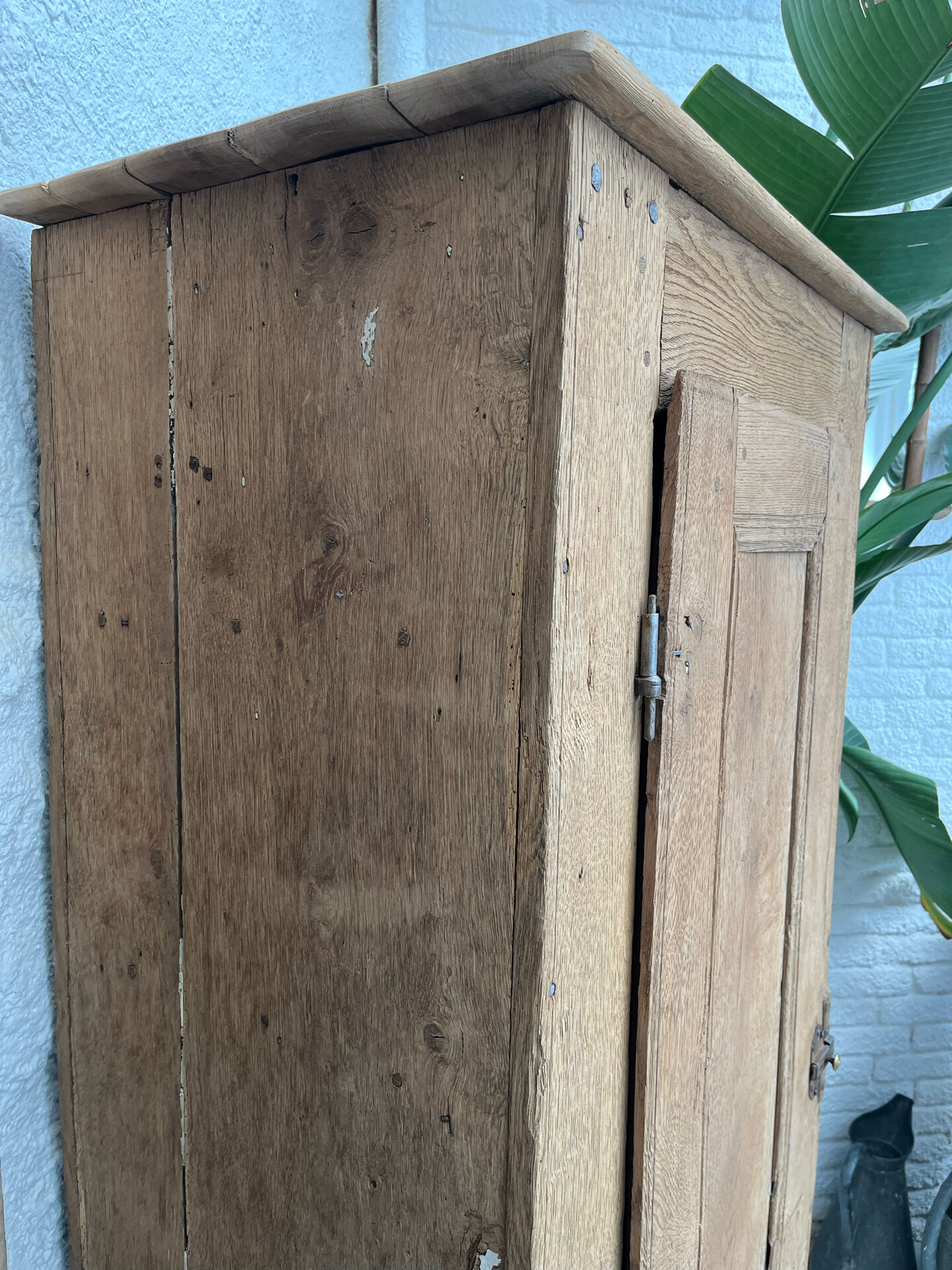 Small rustic bonnetière in 18th century oak.