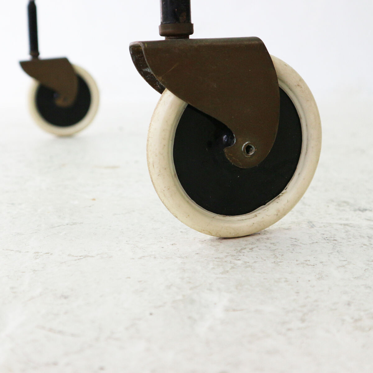 Mid-century modern foldable serving trolley with teak trays