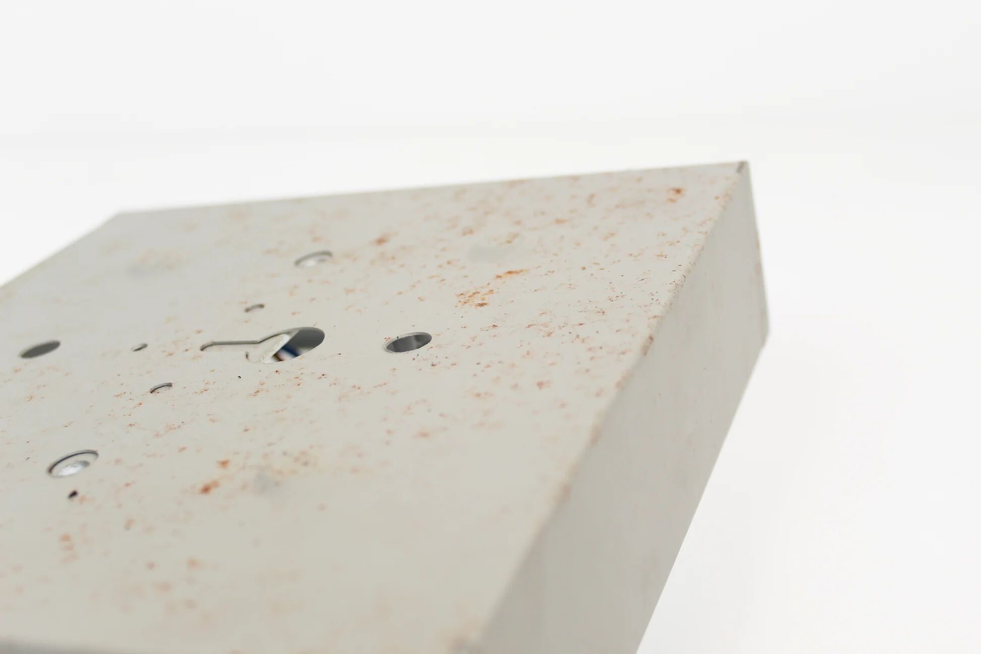 Architectural 1970s wall lamps in hammered glass and cement (2 available)