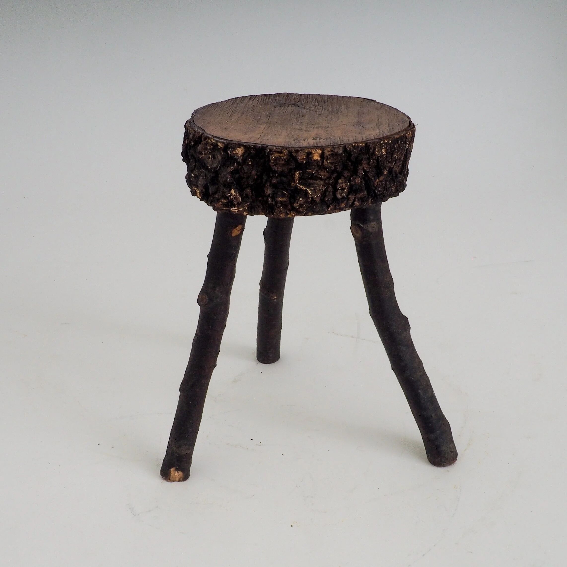 Tabouret en bois rustique fait à la main