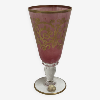 Verres en cristal italien décoré avec des guirlandes or sur fond rosé