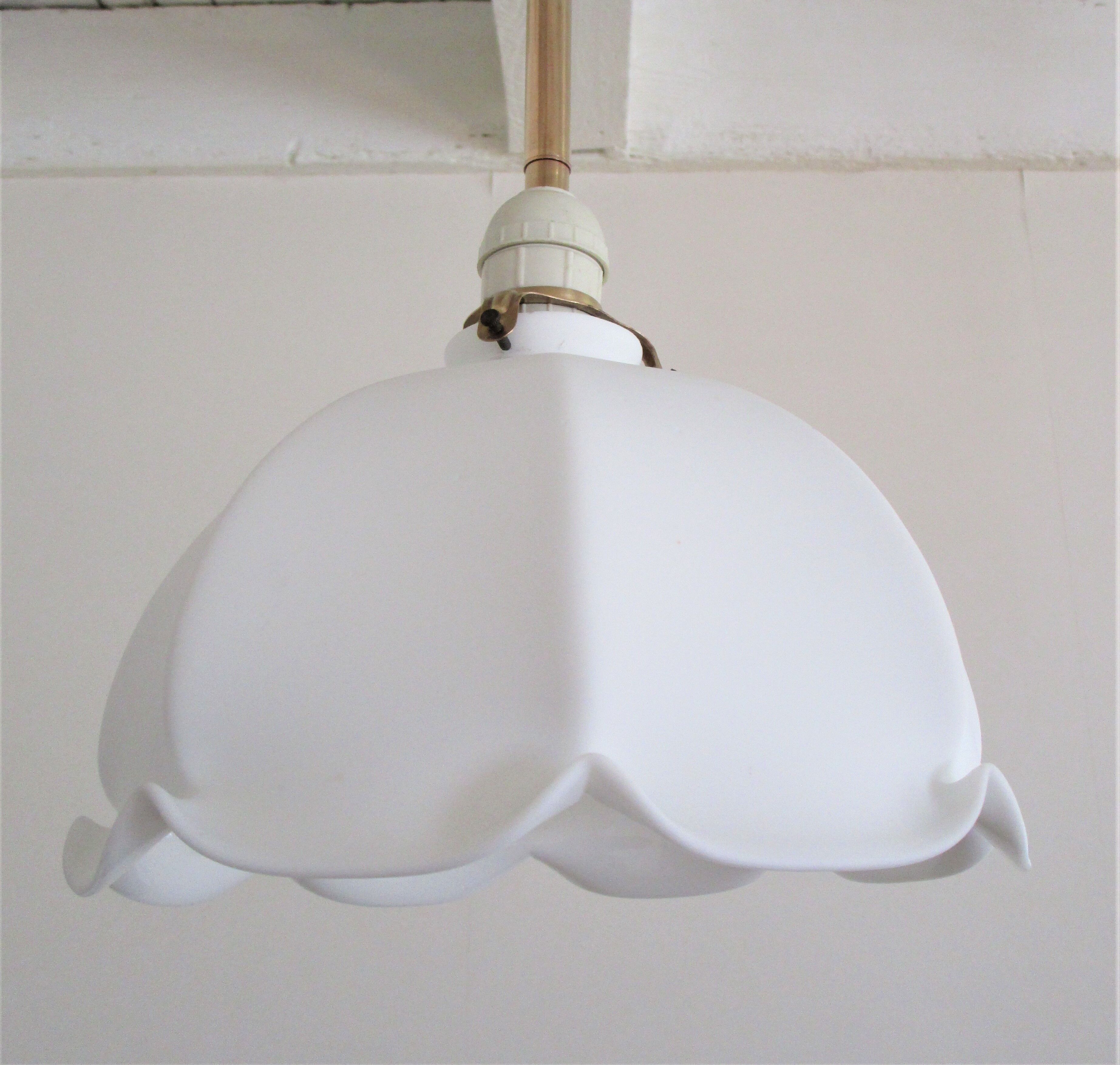 Suspension opaline flower and vintage brass