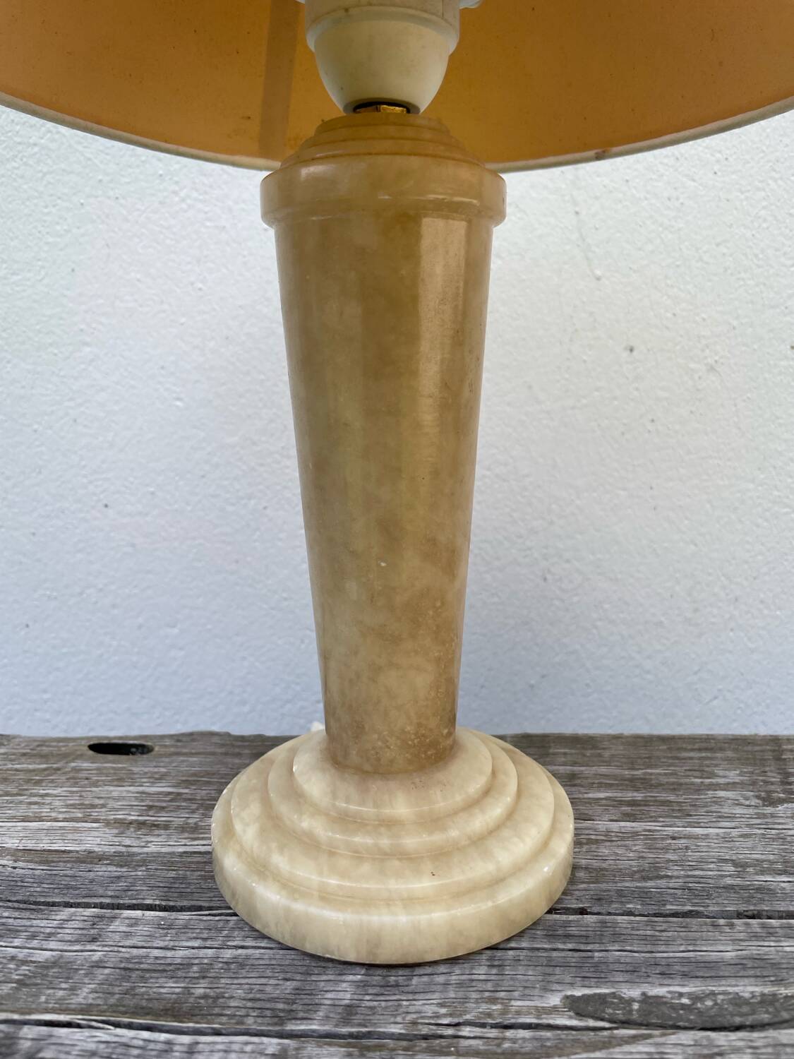 Beige alabaster art deco lamp