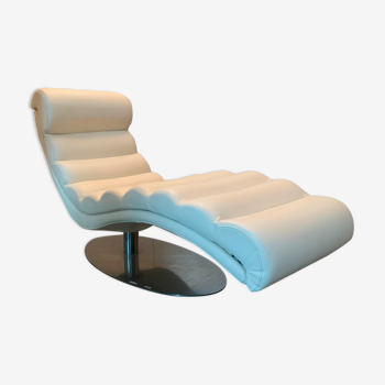 Modern white leather chaise longue on chrome base