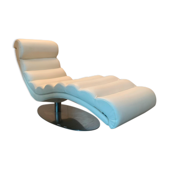 Chaise longue moderne en cuir blanc sur base chromée