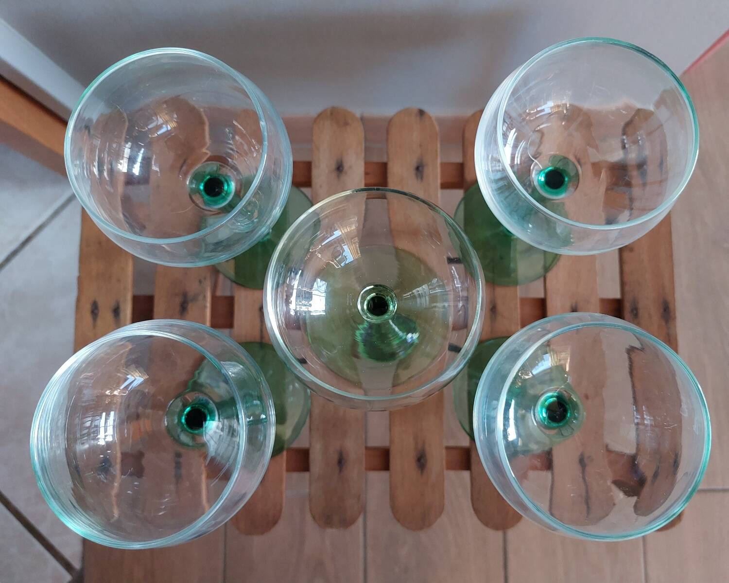 Verres à vin blanc pied vert
