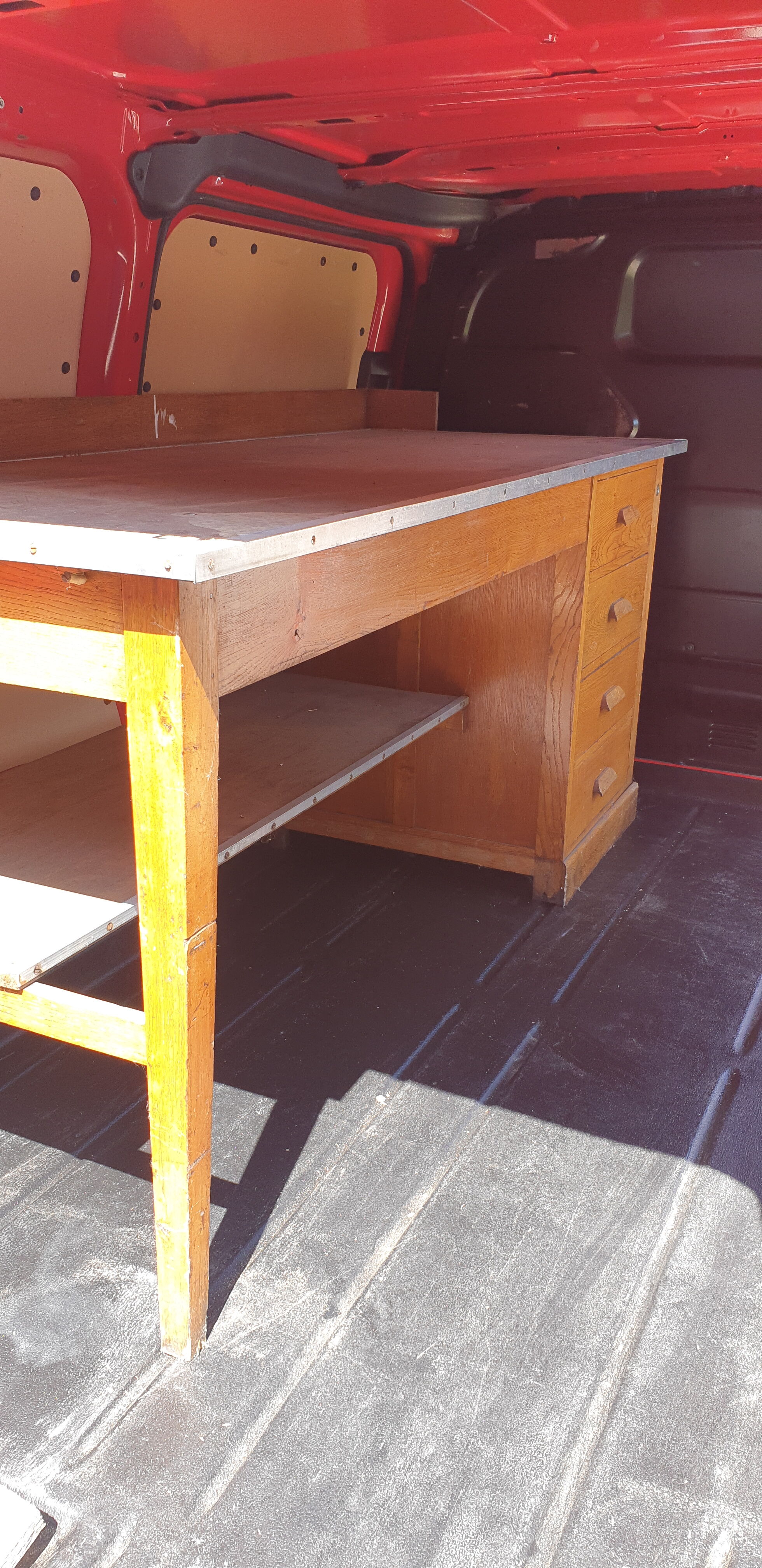 Old industrial workshop establishment and its 4 drawers