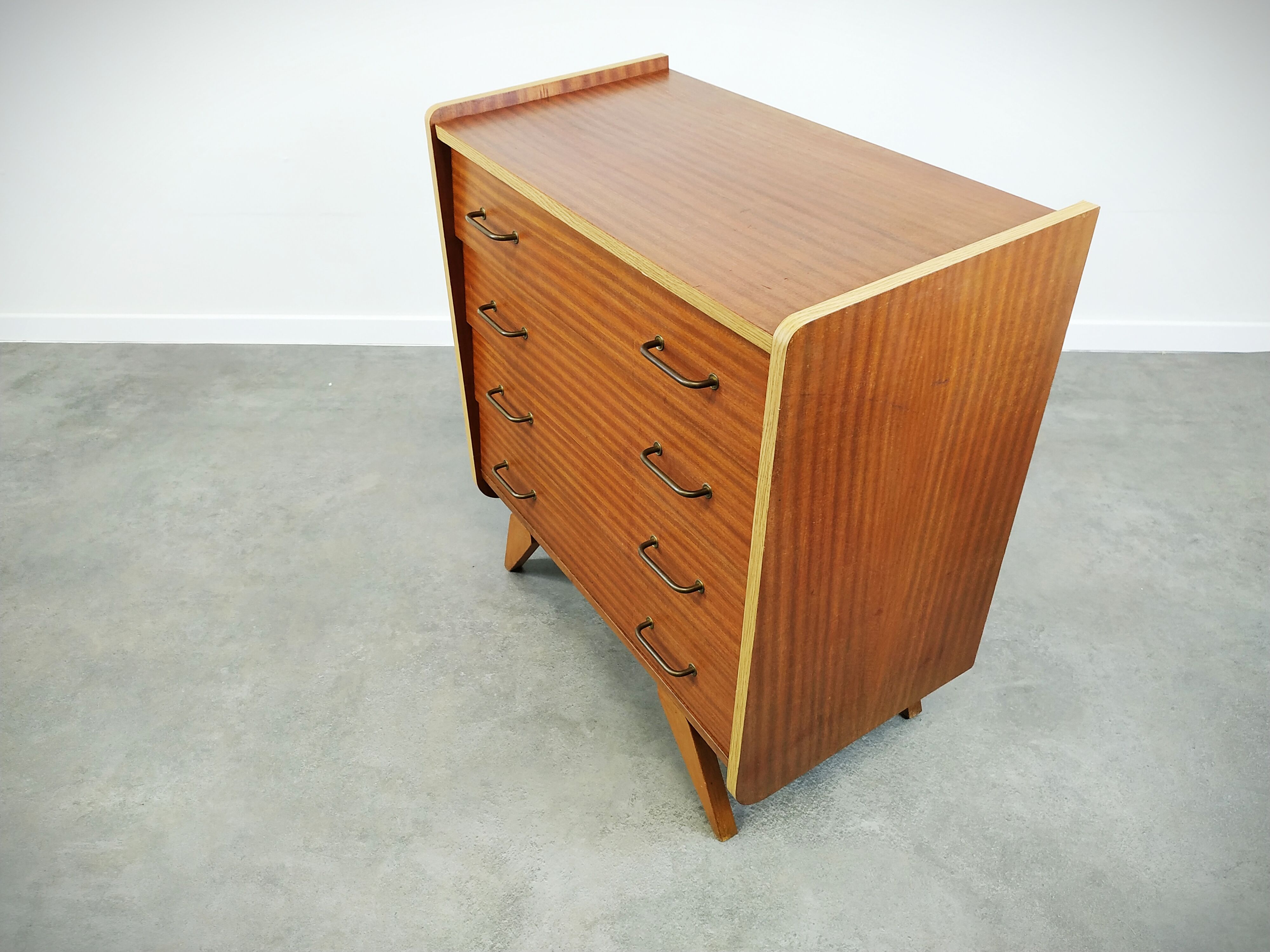 Compass feet dresser