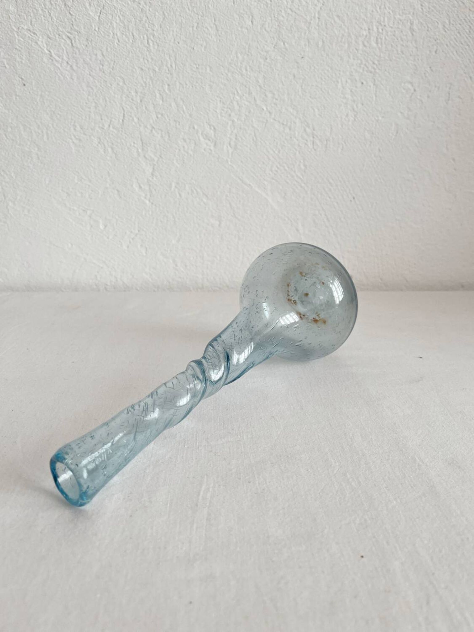 Vase soliflore en verre soufflé bullé torsadé Biot vintage
