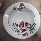 Cinq assiettes creuses  en faïence dépareillées