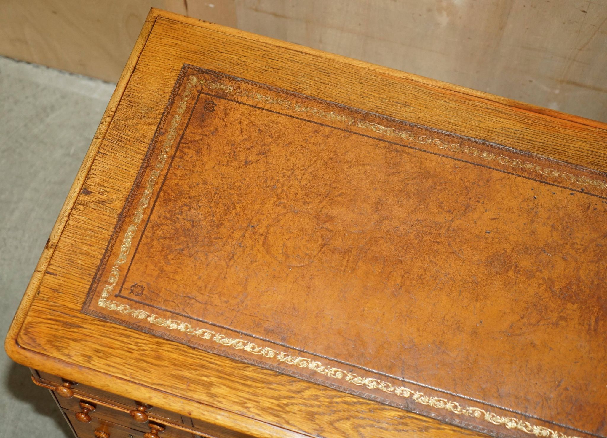 Bureau victorien en chêne miel avec cuir teint à la main