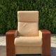 Lot fauteuil et canapé 2 places vintage en cuir beige et accoudoirs bois inclinables style stressless