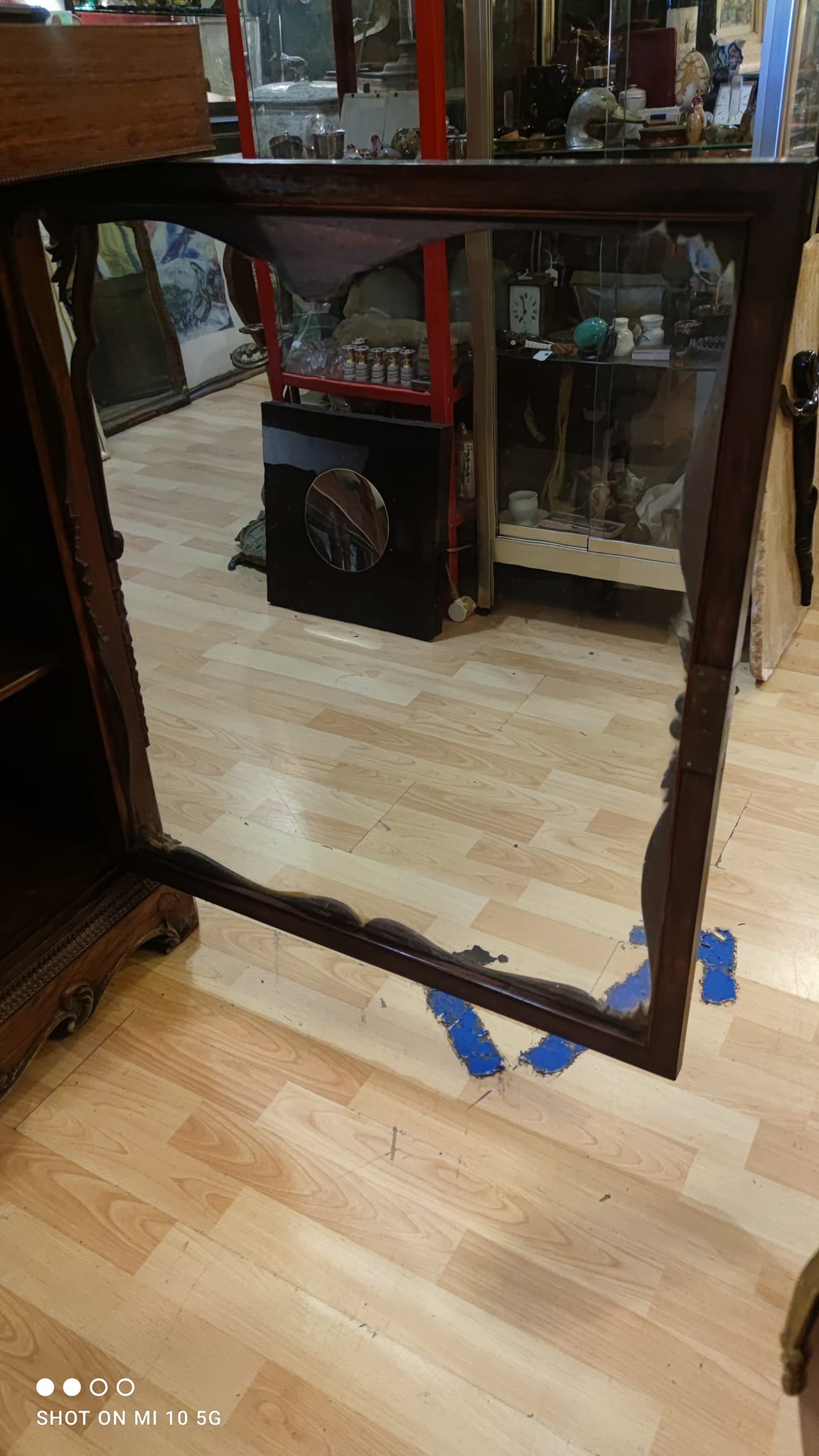 Two-part cabinet, recessed and with a glass-fronted display case, in Indian rosewood, circa 1850/60
