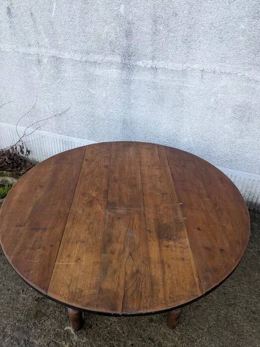 Round coffee table