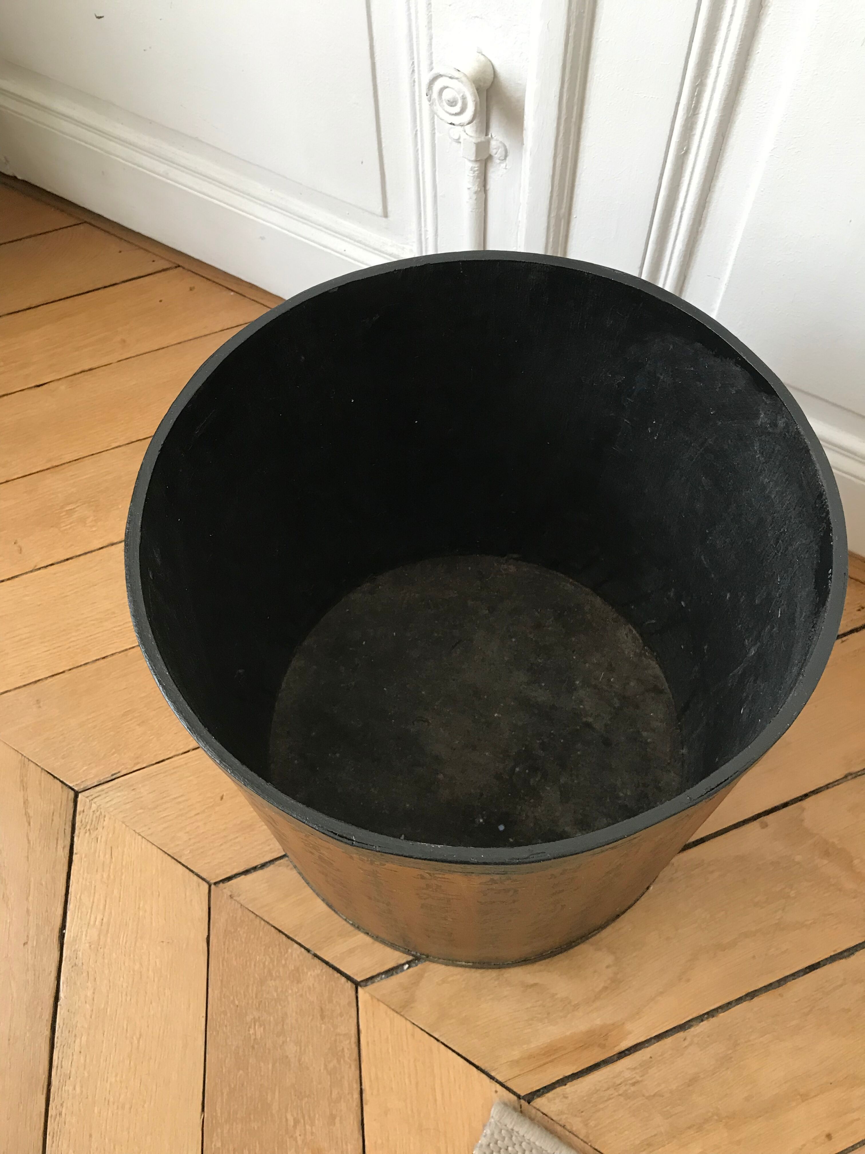 Wastepaper basket with Chinese motifs